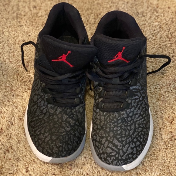 Air Jordan Basketball Shoes - Picture 2 of 5